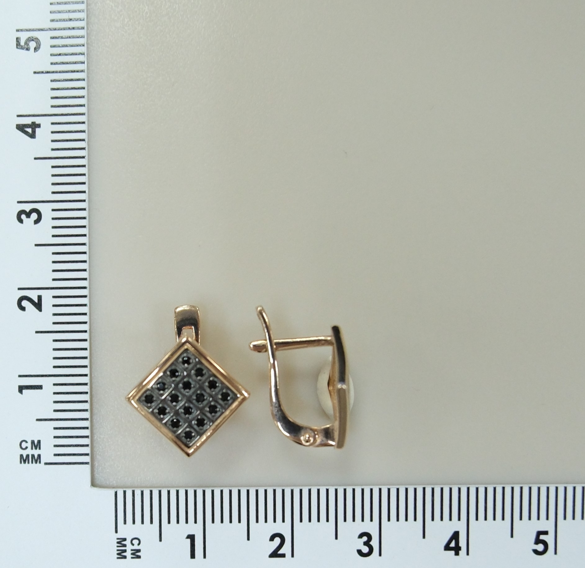 Серебряные серьги со шпинелью